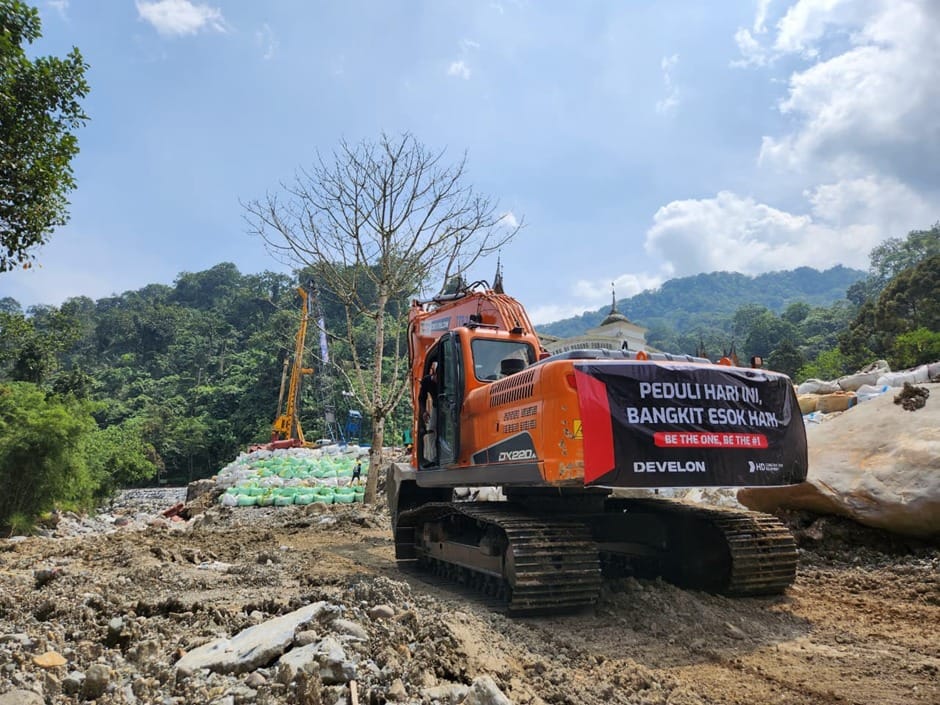 HD Hyundai Infracore Asia–Infra Traktor Indonesia Salurkan Excavator DEVELON Pulihkan Banjir Sumatera