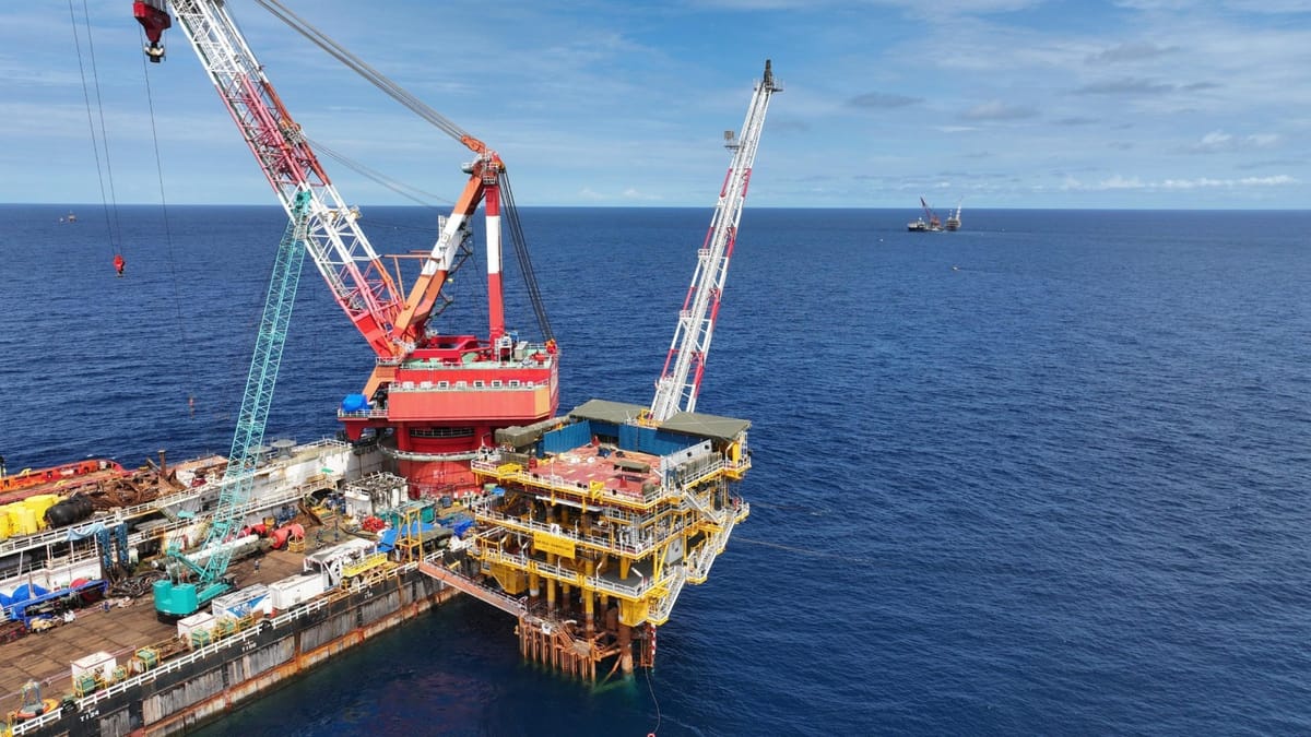 PT Pertamina Hulu Mahakam Sukses Angkat Platform Offshore Manpatu Berbobot 1000 Ton