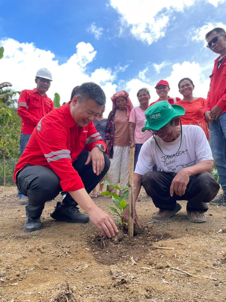 Sambut World Environment Day, DPM Serahkan Bibit Kopi dan Kemiri kepada Petani