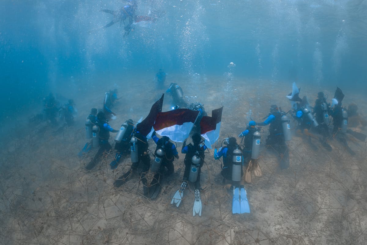 Dari Maratua untuk Indonesia, Berau Divers Kibarkan Merah Putih di Bawah Laut