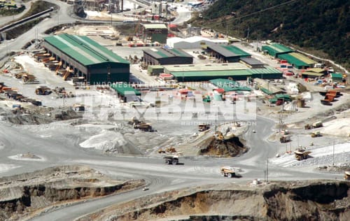 Protes Arbitrase, Puluhan Karyawan Freeport Lakukan Pemalangan