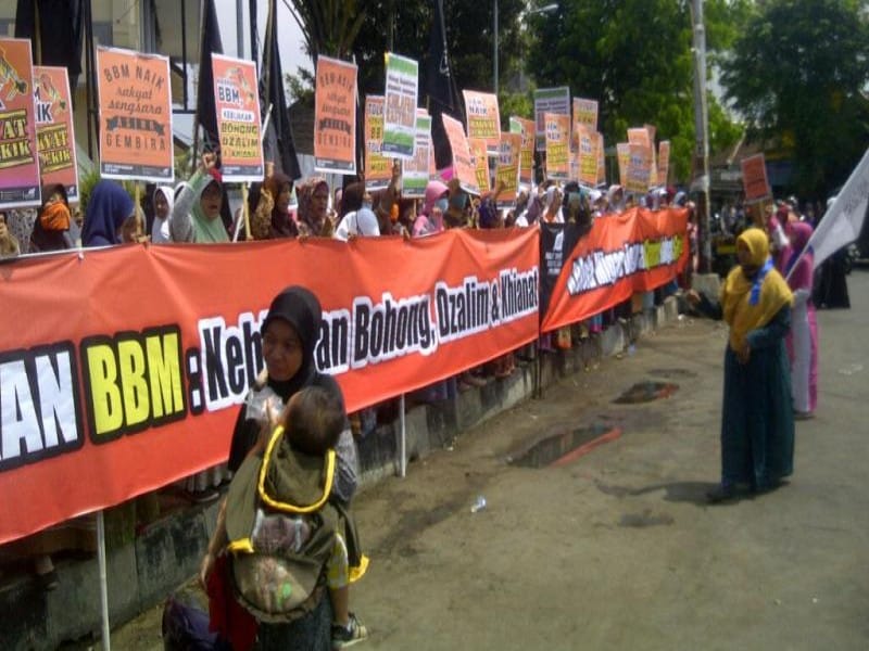 Pekerjaan Rumah Setelah Harga BBM Turun