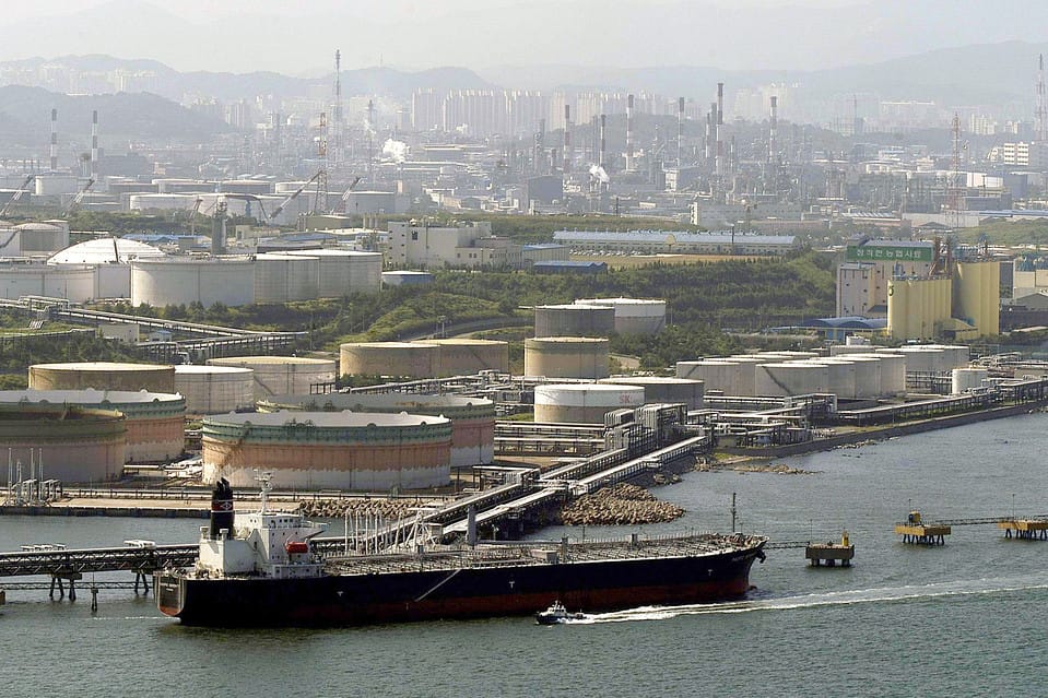 Masih Dibayangi Tekanan Global, Harga Minyak Melemah di 2023