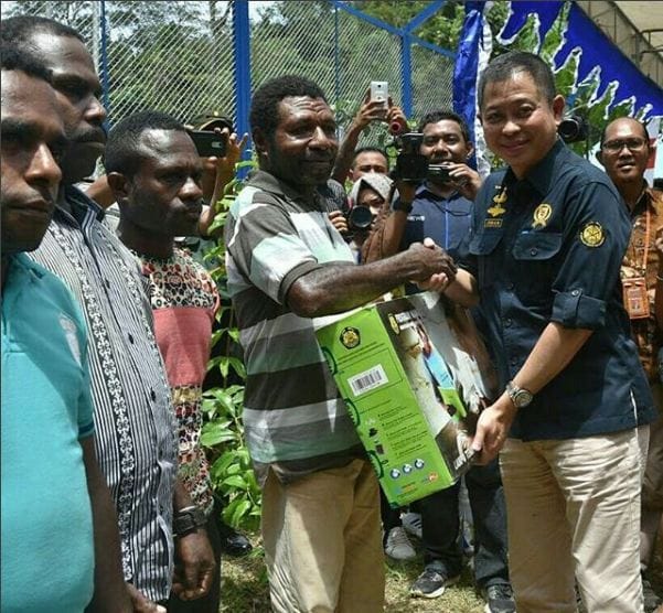 Sambangi Papua, Jonan Berikan Lampu Tenaga Surya