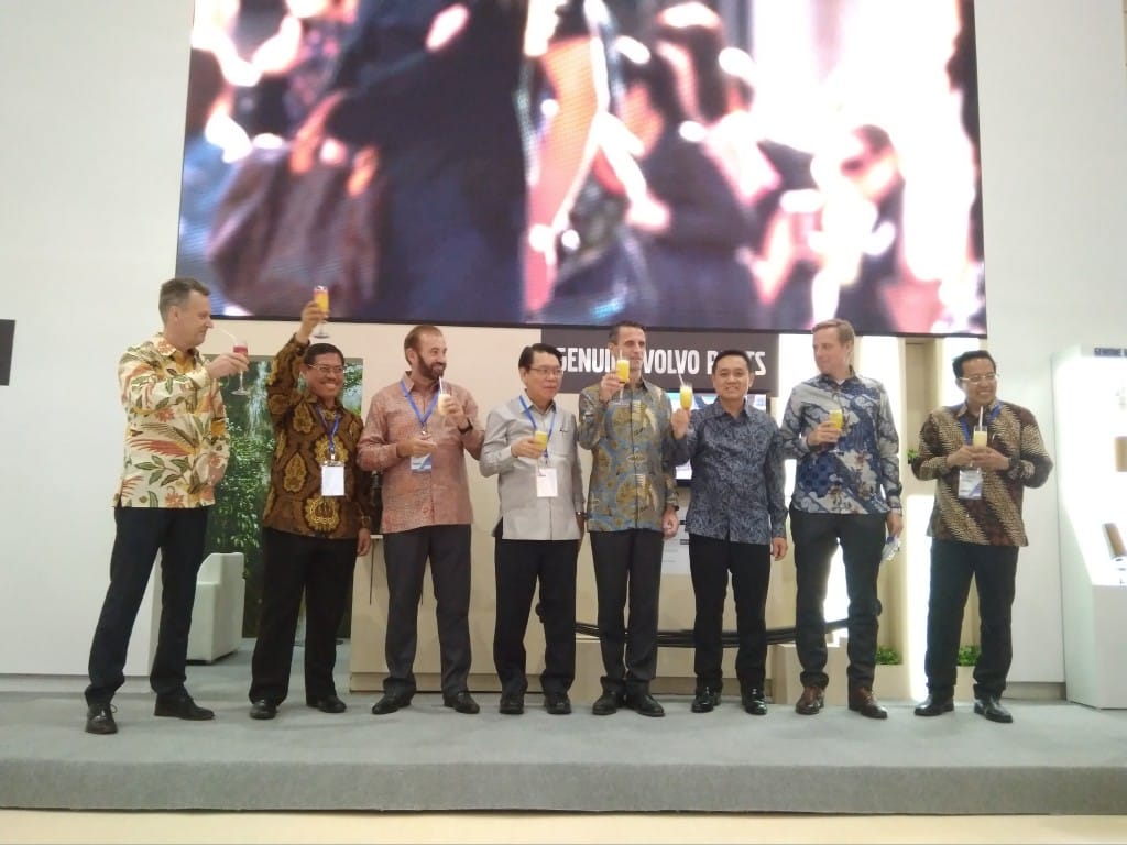 Volvo Rayakan Penjualan FH16 Ke-1000