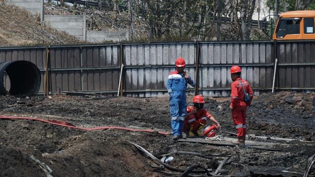 Pertamina Bersihkan Ceceran BBM Di Lokasi Kebakaran Pipa Cimahi