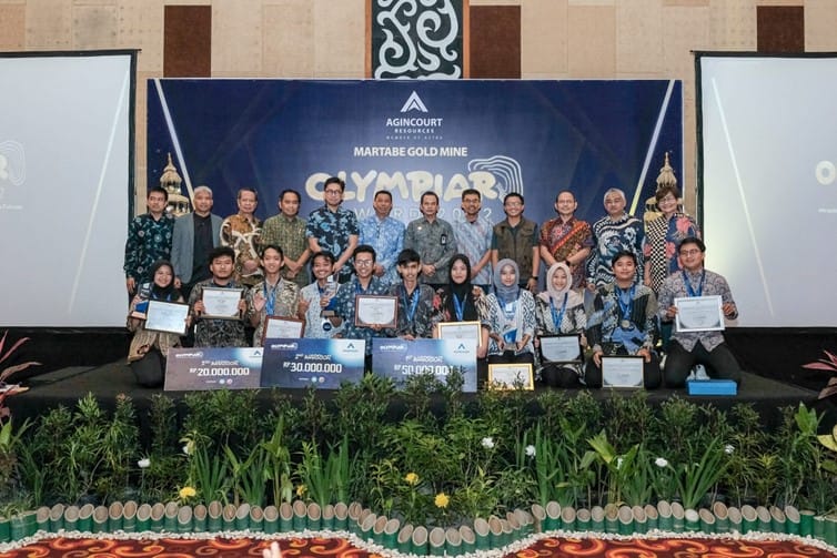 Para juara I hingga juara V OlympiAR 2022 berfoto bersama dengan PT Agincourt Resources, perwakilan Pemprov DIY, Rektor UPN V