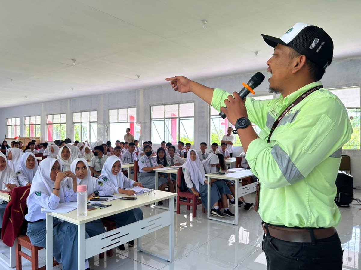 Bantu Siswa SMK Siap Kerja, Pekerja PT ASA Mengajar Di SMK I Kotabunan