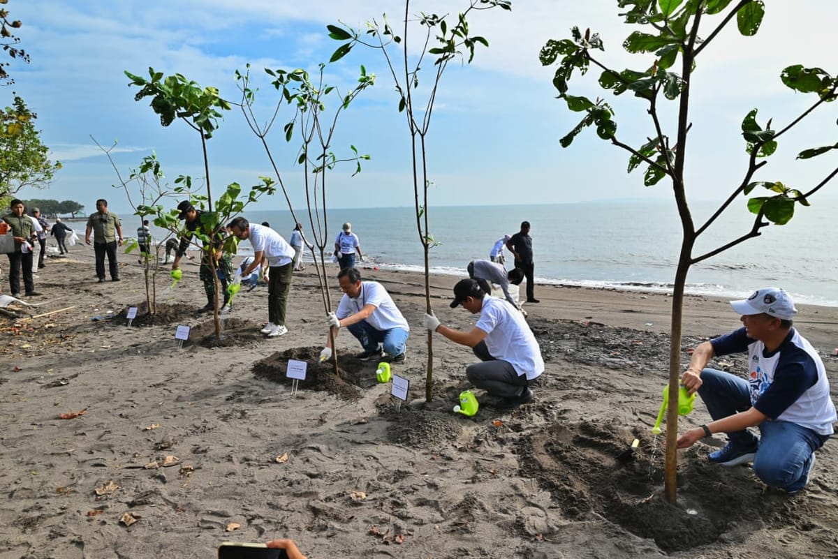 PGN Gelar Aksi Bersih Pantai, 1,1 Ton Sampah Terangkat dari Tanjung Pasir Banten