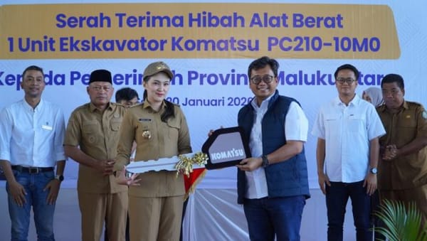 United Tractors Hibahkan Ekskavator Komatsu kepada Pemprov Maluku Utara