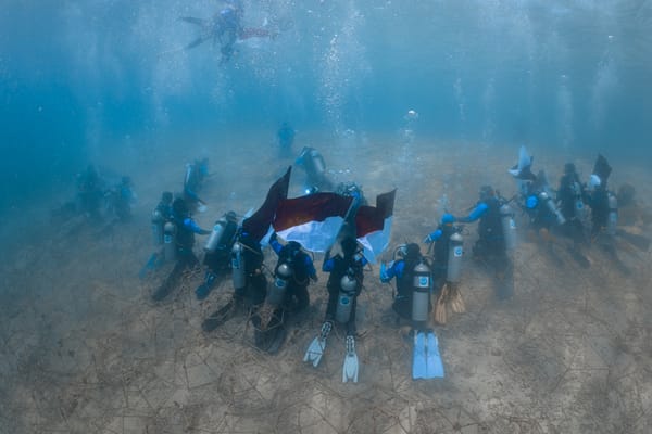 Dari Maratua untuk Indonesia, Berau Divers Kibarkan Merah Putih di Bawah Laut