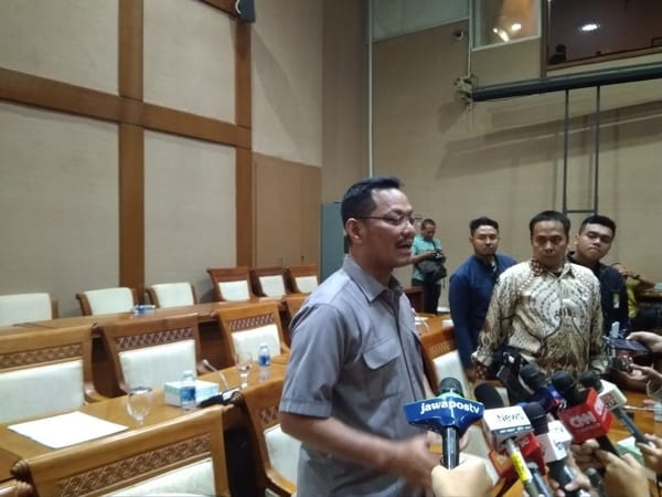 Pertamina Gaji Warga Bersihkan Sisa Tumpahan Minyak