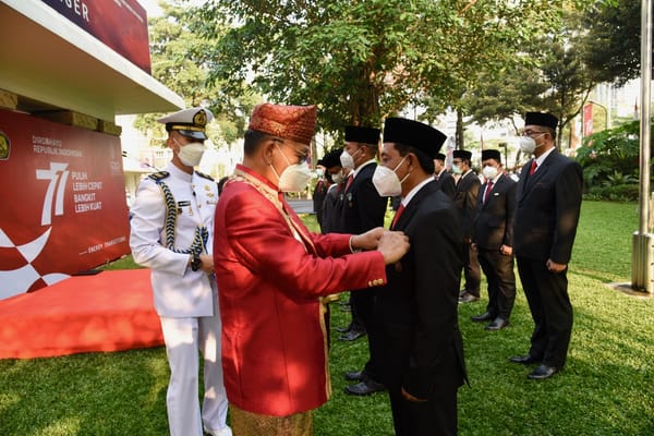 2 Pegawai PTBA Dianugerahi Tanda Kehormatan dari Presiden Jokowi