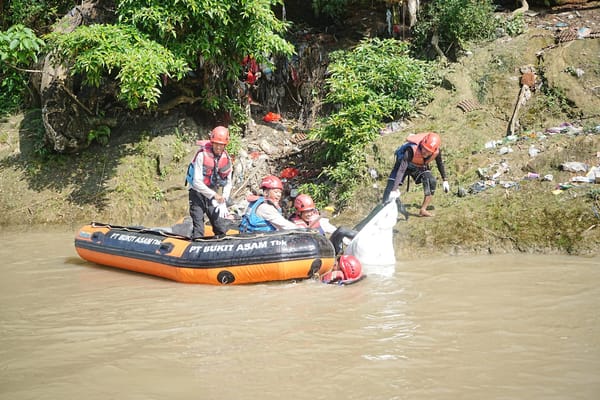 Jaga Lingkungan, PTBA Gelar Susur Sungai dan Workshop Ending Plastic Pollution