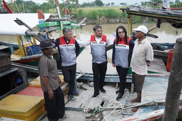 Dibantu Lampu Tenaga Surya Dari PNRE, Malam-Malam Nelayan Cilamaya Wetan Penuh Cahaya