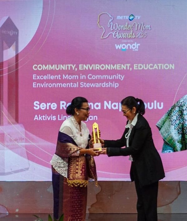 UMKM dan Kader Bank Sampah Binaan UT Raih Penghargaan Wonder Mom Awards 2025
